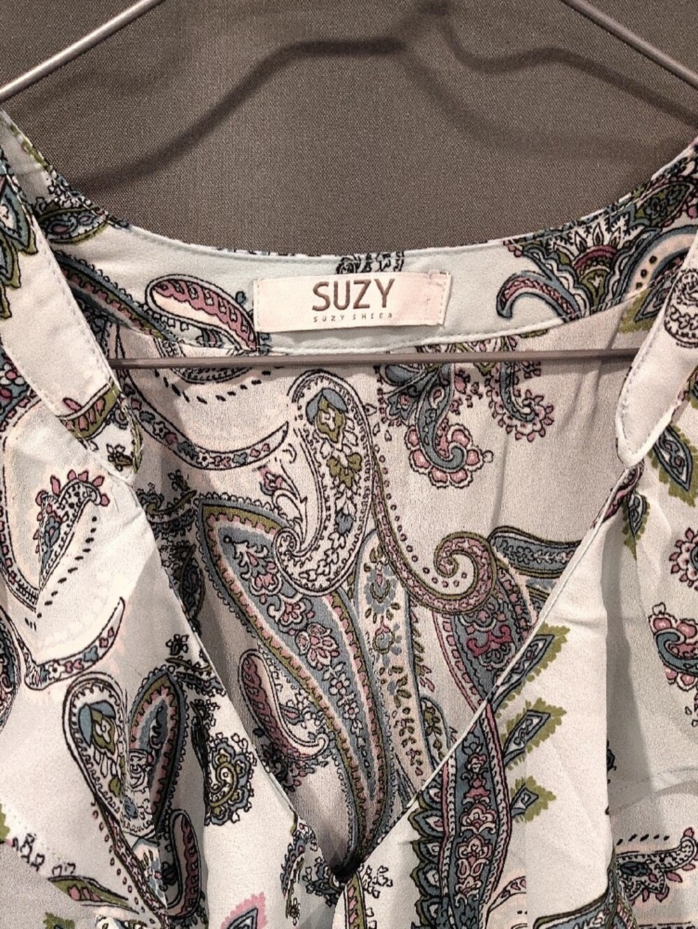 👕2 for 15$ Or 3 for 20$👕Suzy Shier Sage Paisley Ruffle V-Neck Blouse - Picture 2 of 5